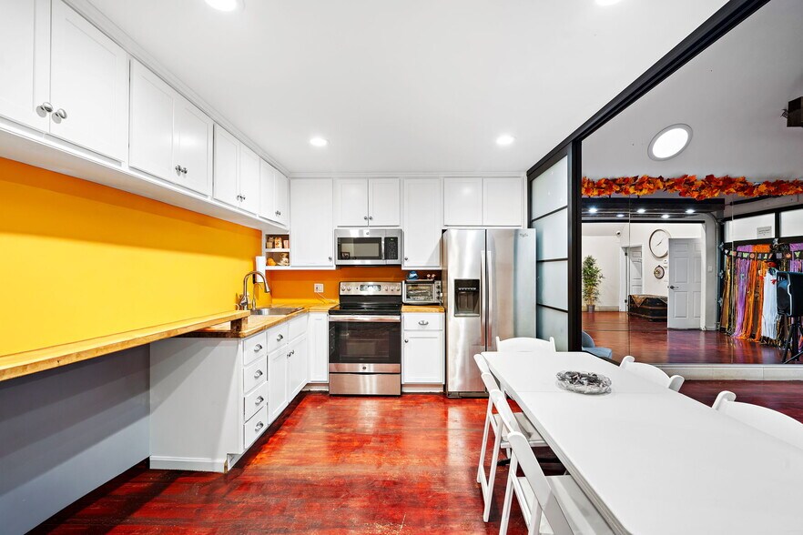 More Photos Of 23201 Orange Ave, Lake Forest Office For Sale