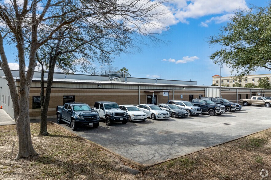 More Photos Of 6080 Hooton St, Houston Warehouse For Sale