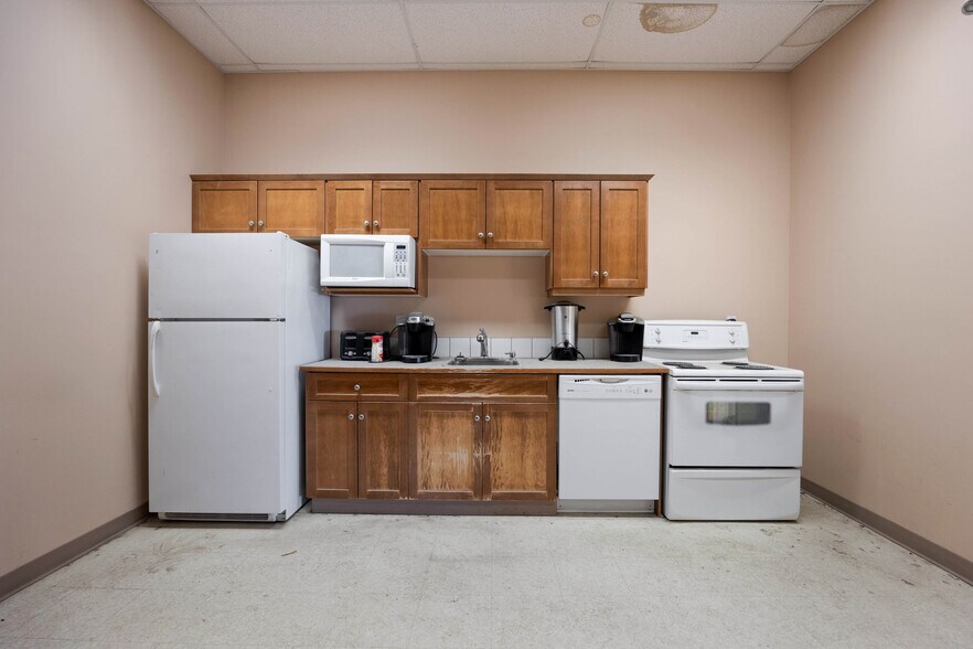 More Photos Of 105 Oak Crt, Anzac Warehouse For Sale