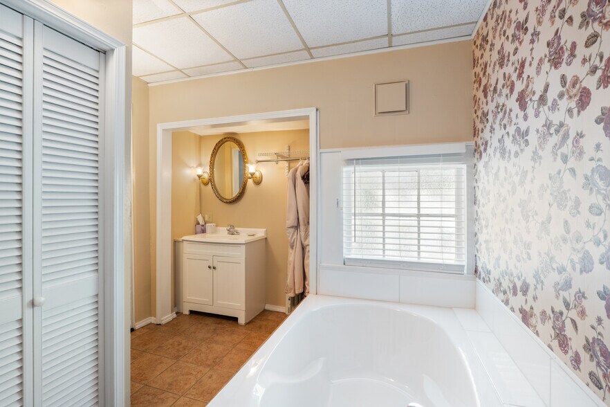 More Photos Of 5 Ojo St, Eureka Springs Hospitality For Sale