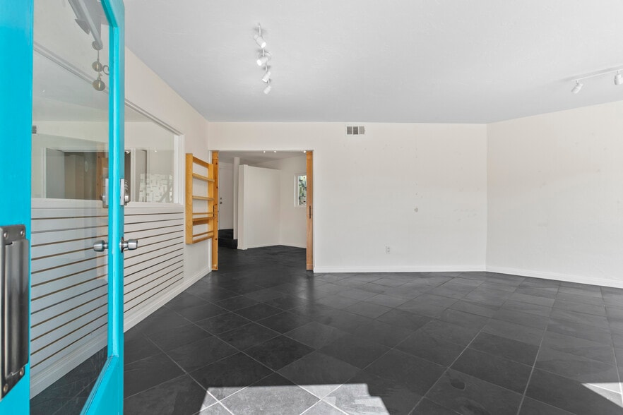 More Photos Of 6780-6786 La Jolla Blvd, La Jolla Storefront Retail Residential For Sale