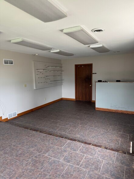 More Photos Of 2000 Industrial Park Rd, Lancaster Manufacturing For Sale