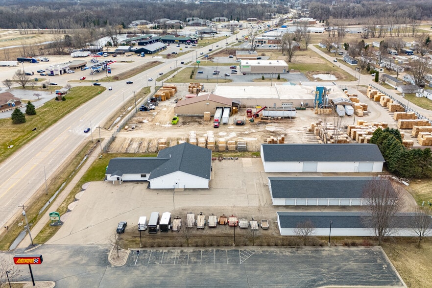 More Photos Of 1375 N Shawano St, New London Flex For Sale