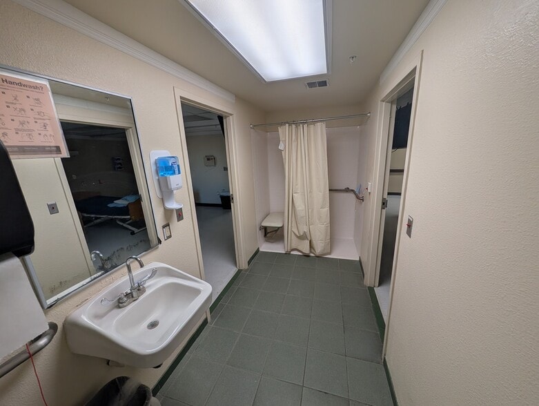 More Photos Of 1221 N Cotton St, El Paso Hospital For Lease