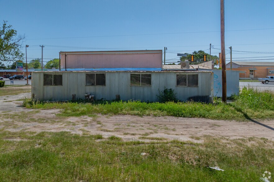 More Photos Of 600 S WW White Rd, San Antonio General Retail For Sale
