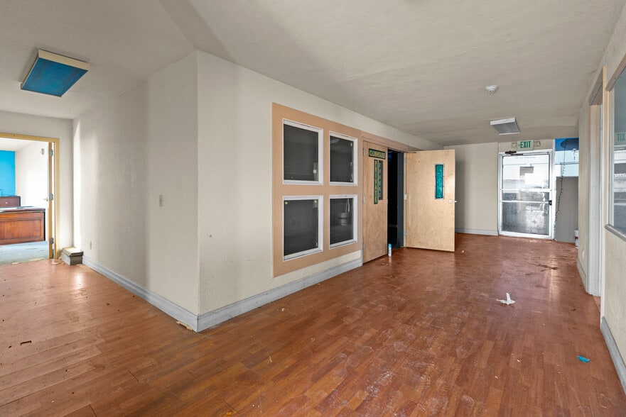 More Photos Of 930 SE Pioneer Way, Oak Harbor General Retail For Sale