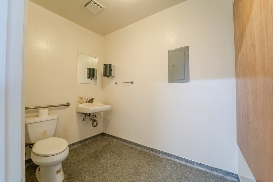 More Photos Of 1547 Starr Dr, Yuba City Office For Sale