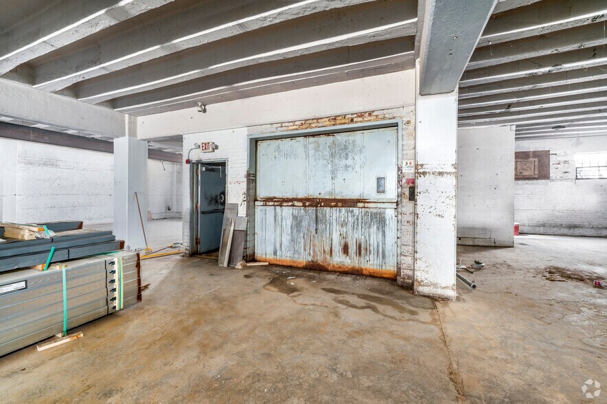 More Photos Of 2240 25th Pl NE, Washington Warehouse For Sale