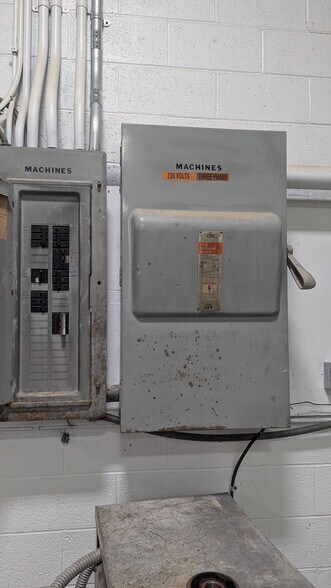 More Photos Of 3659-3679 Lost Nation Rd, Willoughby Warehouse For Lease