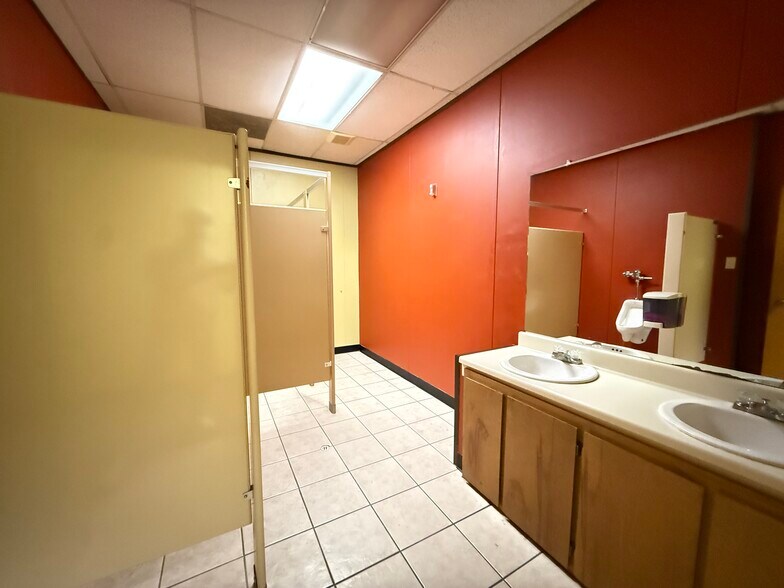 More Photos Of 1606 Headway Cir, Austin Light Manufacturing For Lease