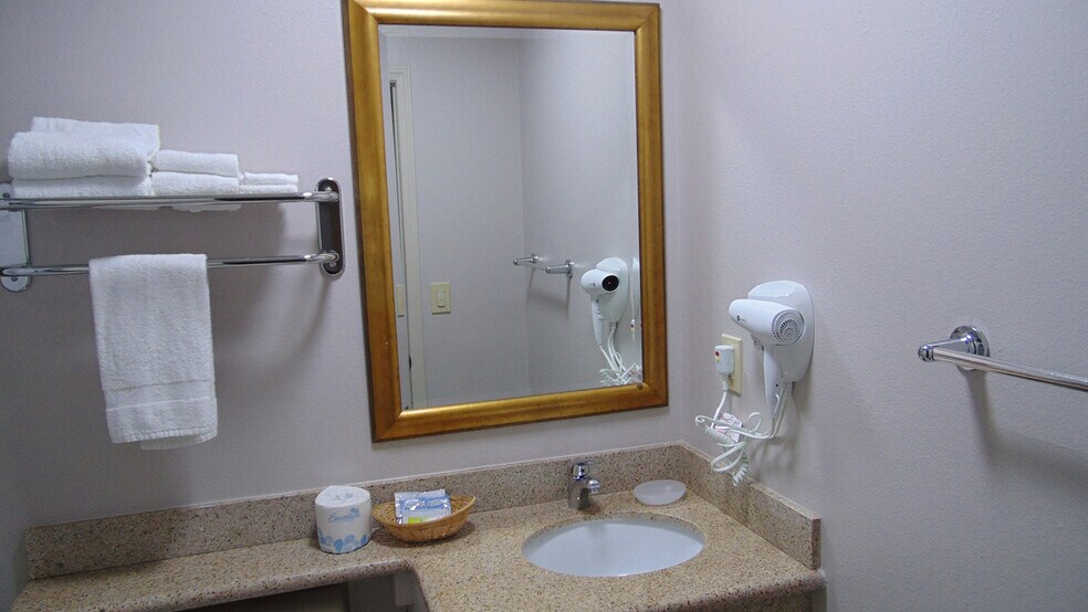 More Photos Of 2111 Whitley Ave, Corcoran Hotel For Sale