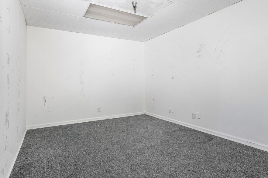 More Photos Of 1979 10th Ave N, Lake Worth Beach Light Distribution For Sale