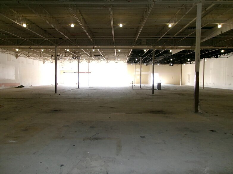 More Photos Of 890-896 S Main St, Centerville Supermarket For Lease