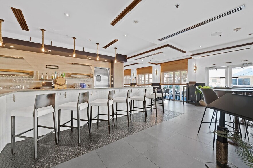 More Photos Of 1103-1111 E Las Olas Blvd, Fort Lauderdale Freestanding For Lease