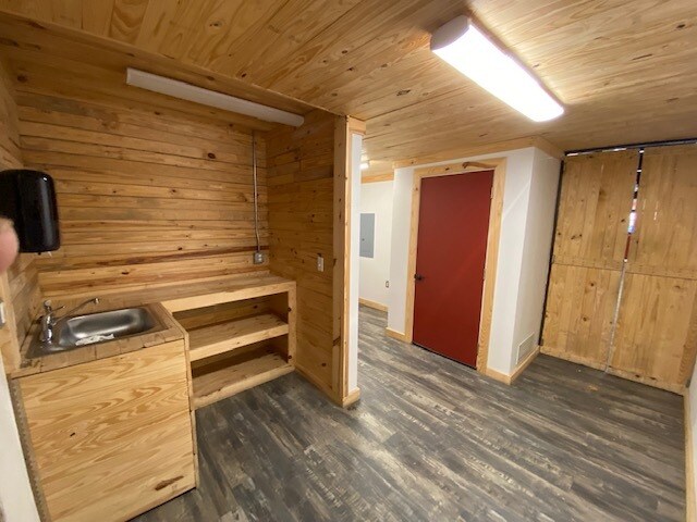 More Photos Of 106 W Grove St, Kaufman Freestanding For Lease
