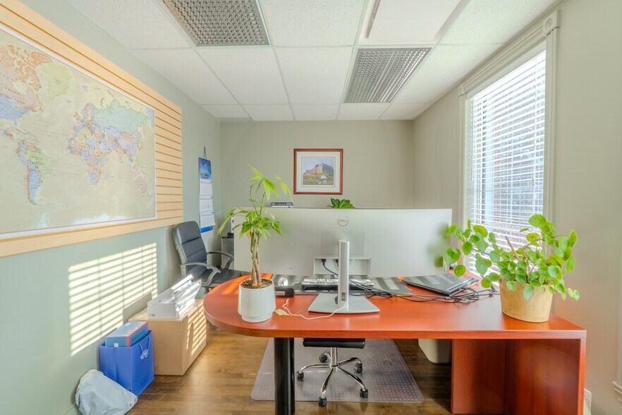 More Photos Of 2686 Ch de la Petite-Côte, Laval Light Distribution For Sale