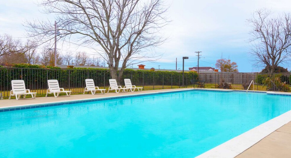 More Photos Of 1620 N University Ave, Lafayette Hotel For Sale