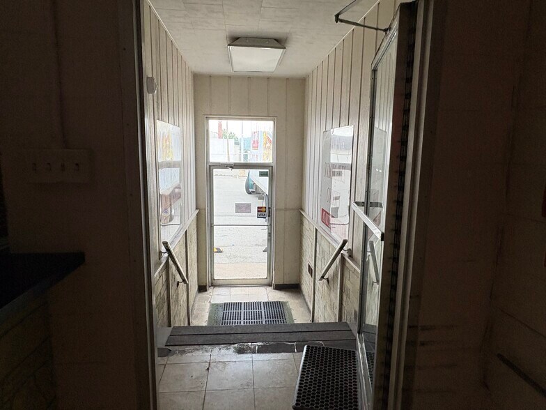 More Photos Of 4315 Walnut St, McKeesport Warehouse For Lease