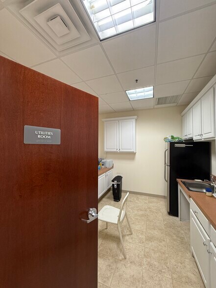 More Photos Of 46090 Lake Center Plz, Sterling Medical For Lease