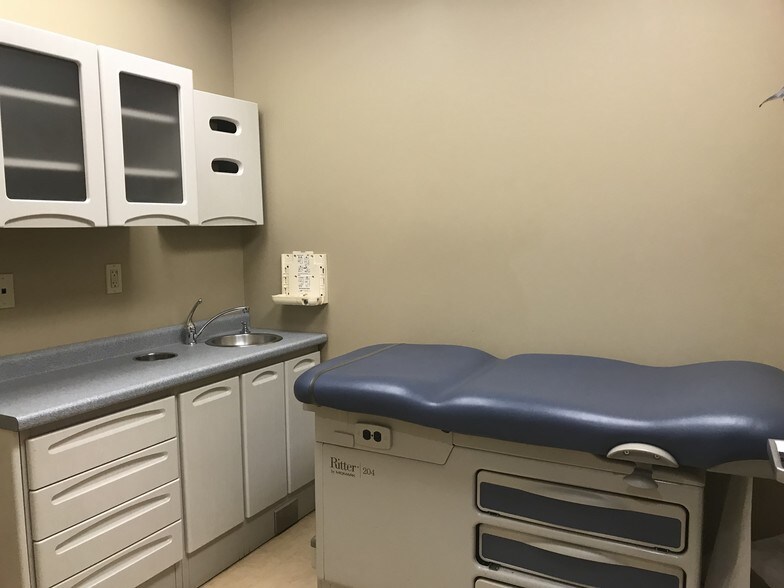 More Photos Of 25710 Union Tpke, Glen Oaks Medical For Lease