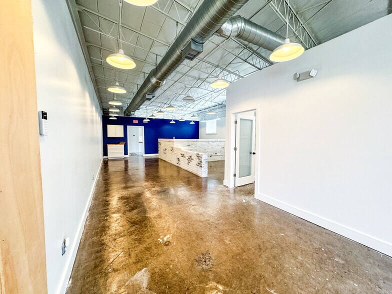 More Photos Of 920 Dauphin St, Mobile Office For Sale