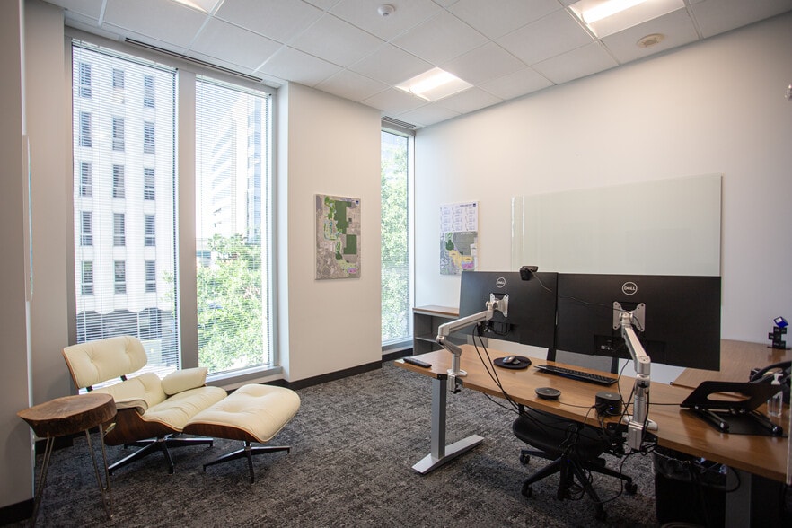 More Photos Of 450 S Orange Ave, Orlando Office For Lease