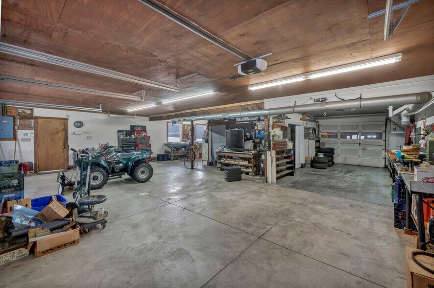 More Photos Of 4085 Herner County Line Rd, Southington Showroom For Sale