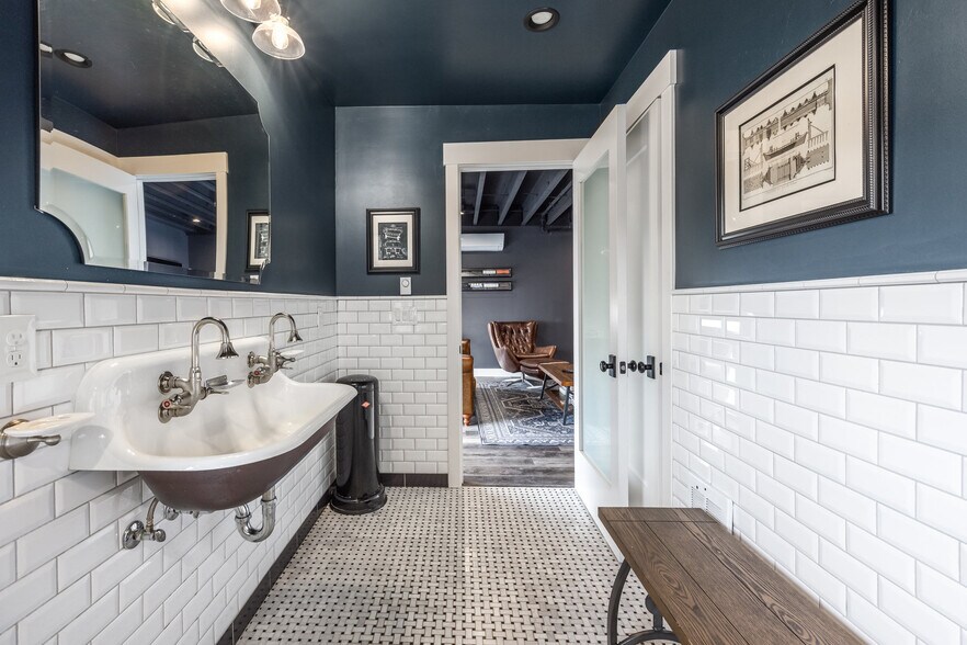More Photos Of 4554 Forestdale Dr, Park City Light Manufacturing For Sale