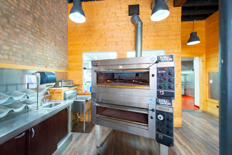 More Photos Of 321 S Jefferson St, Chicago Storefront Retail Office For Lease