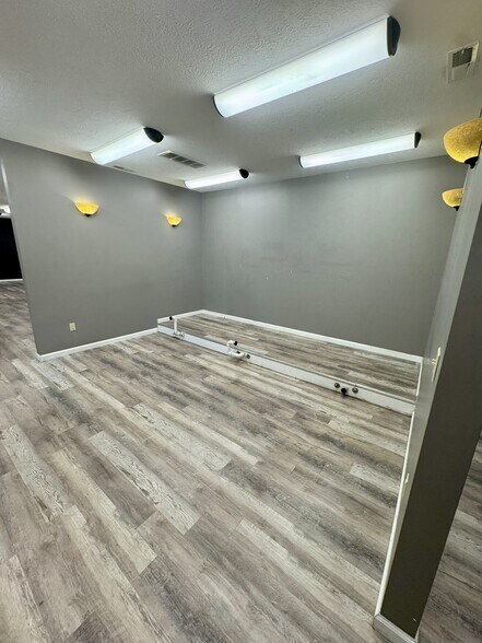 More Photos Of 2504 Veterans Memorial Pky S, Lafayette Office For Sale