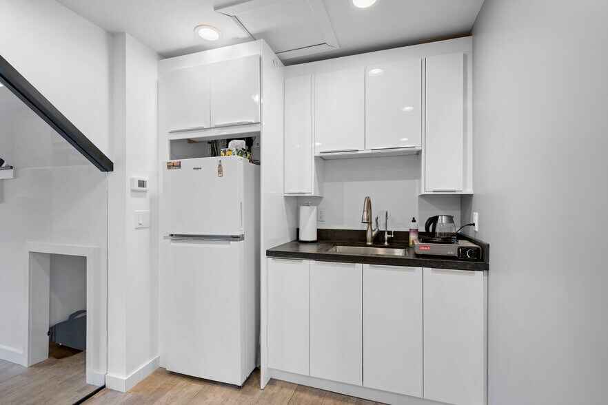 More Photos Of 207 W Alameda Ave, Burbank Office For Sale