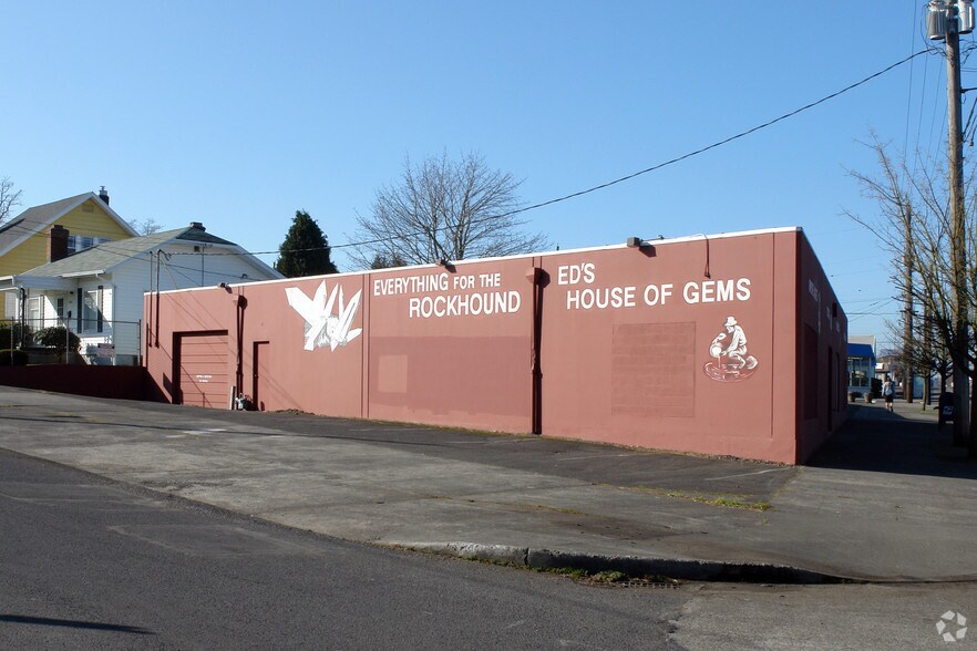 Primary Photo Of 7712 NE Sandy Blvd, Portland Warehouse For Sale