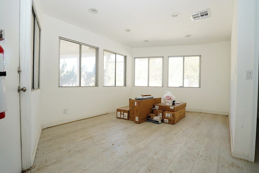 More Photos Of 33716 Hubbard Rd, Acton Flex For Lease