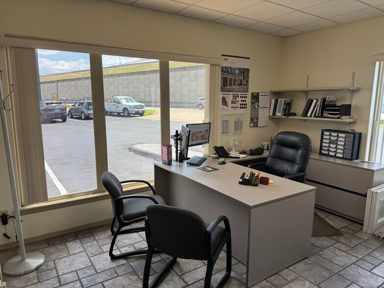 More Photos Of 3025 N Saint Peters Pky, Saint Peters Showroom For Sale