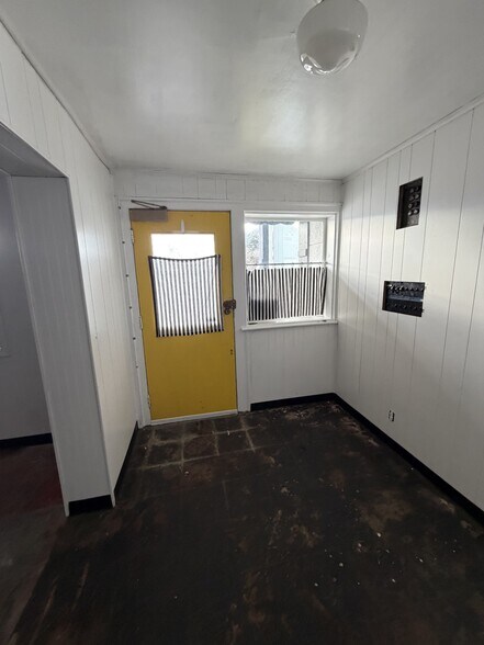 More Photos Of 156 Main St, Warsaw Freestanding For Lease