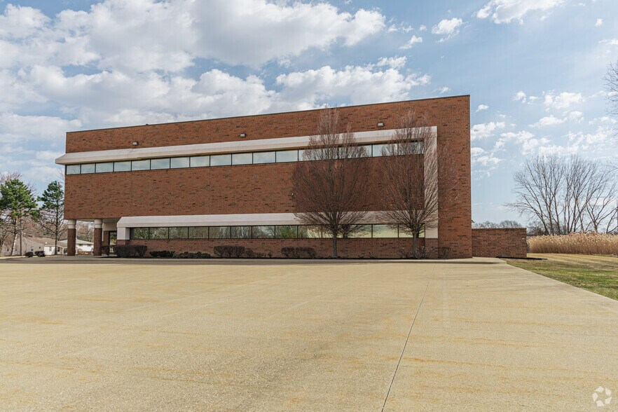 More Photos Of 18201 Sheldon Rd, Middleburg Heights Warehouse For Lease