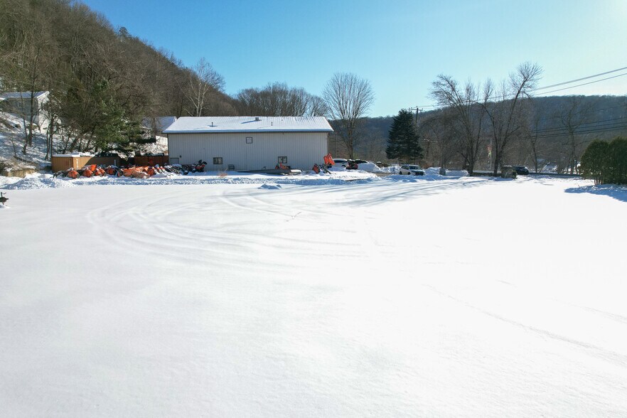 More Photos Of 292 Roosevelt Dr, Seymour Garden Center For Lease