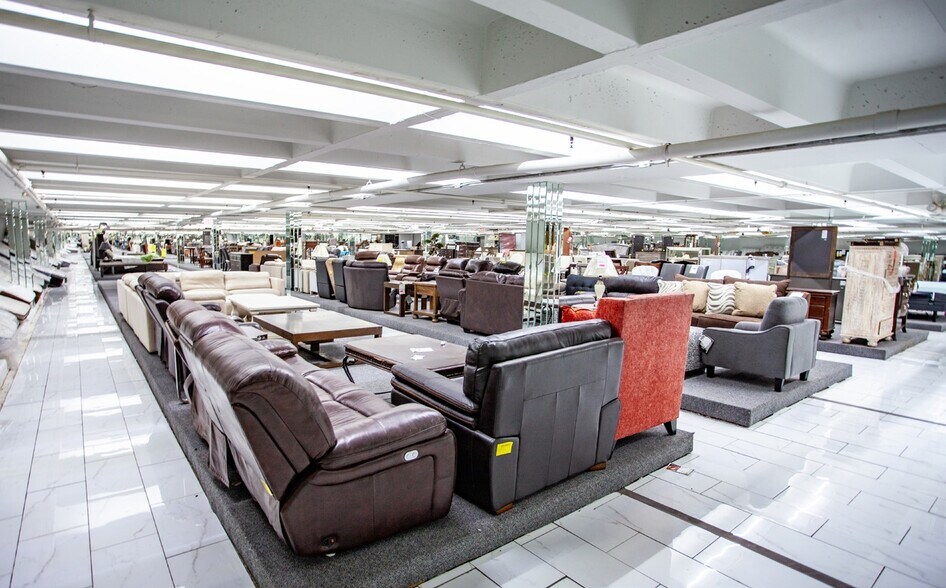 More Photos Of 10000 Northwest Fwy, Houston Showroom For Sale
