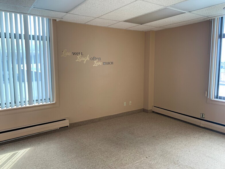 More Photos Of 505-511 5th St, Sioux City Office For Sale