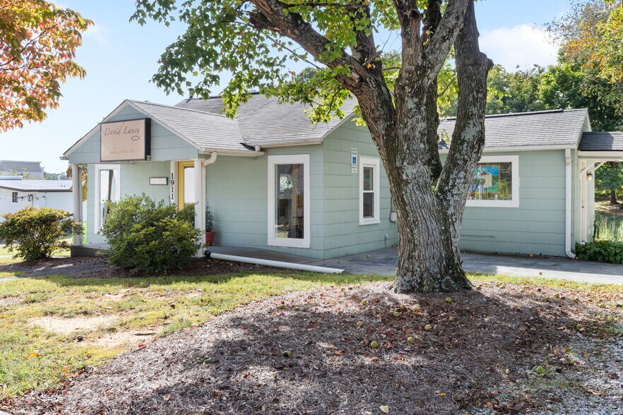 More Photos Of 1911 Margaret St, Winston-Salem General Retail For Sale
