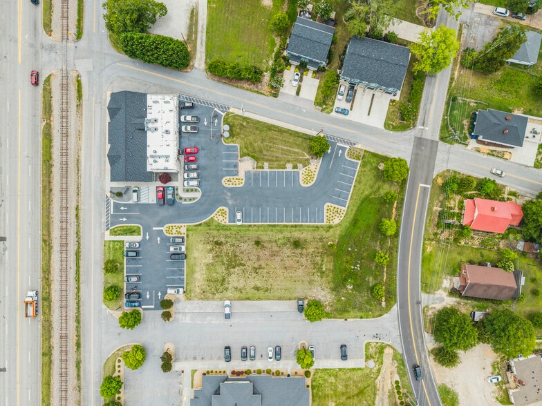 More Photos Of 305 N Main St, Simpsonville Storefront For Lease