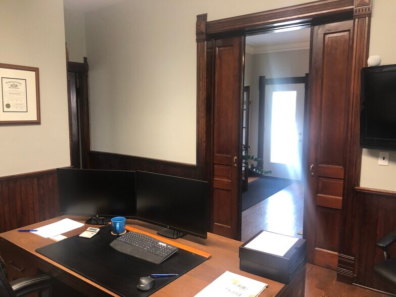 More Photos Of 137 W Park Ave, Libertyville Office For Lease