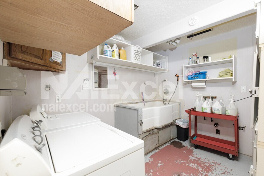 More Photos Of 1545 W State St, Hurricane Veterinarian Kennel For Sale