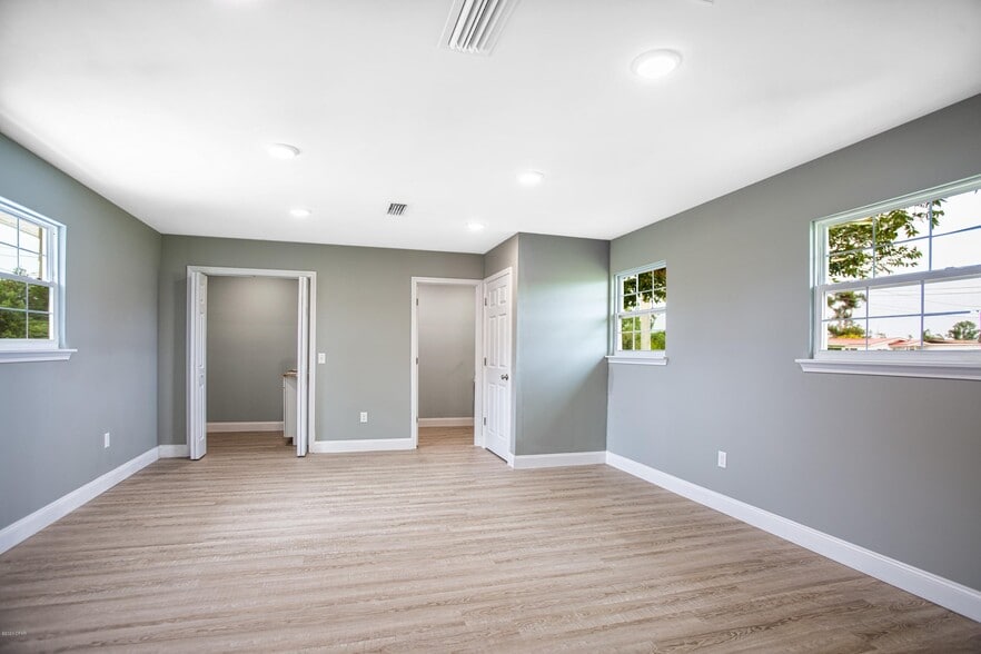 More Photos Of 5618 Lilly St, Panama City Office For Lease