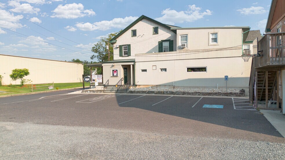 More Photos Of 36 Railroad St, Linfield Restaurant For Sale