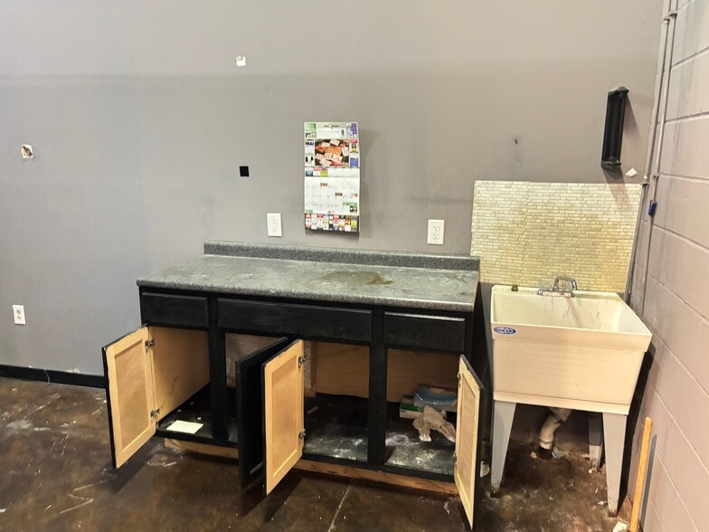 More Photos Of 1905 Rice Rd, Matthews Unknown For Lease