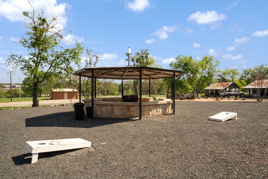 More Photos Of 1103 Maple St, Bandera Hotel For Sale