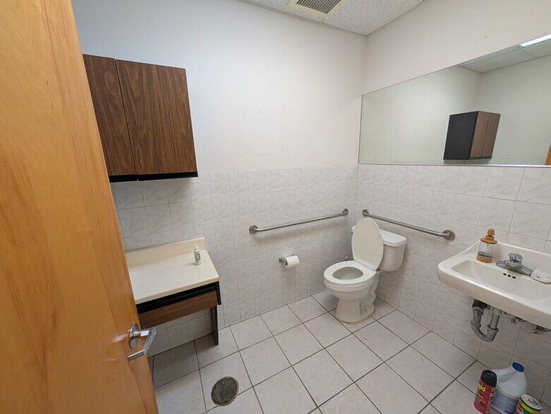 More Photos Of 1631 Liliha St, Honolulu Medical For Sale