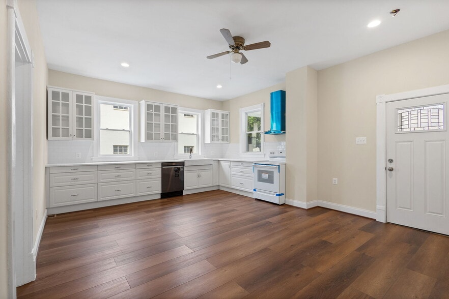 More Photos Of 8519 Chestnut Ave, Bowie Storefront For Sale