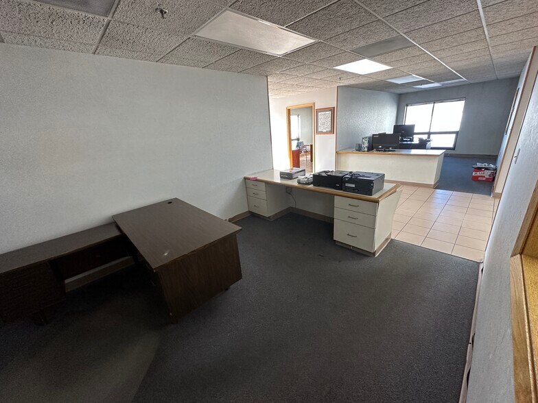 More Photos Of 625 44th St, Marion Distribution For Sale